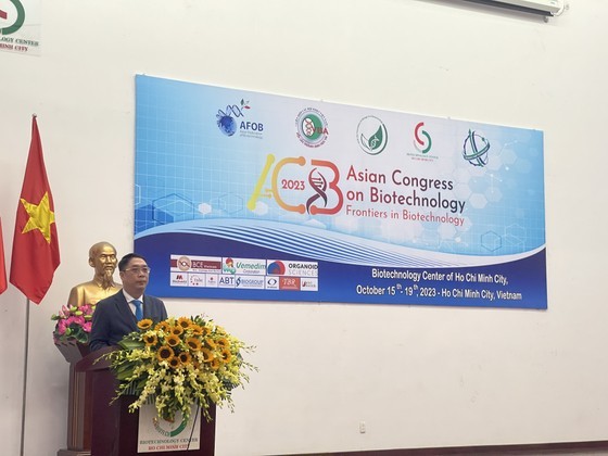 Director Dinh Minh Hiep of the municipal Department of Agriculture and Rural Development is presenting his speech Director Dinh Minh Hiep of the municipal Department of Agriculture and Rural Development is presenting his speech