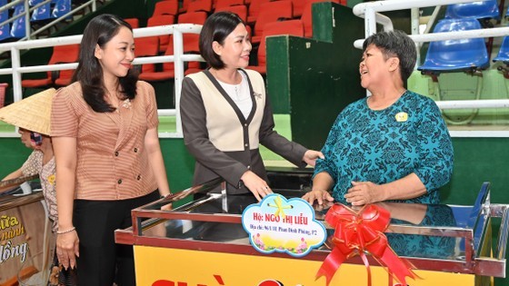 The joy of Ngo Thi Lieu (first on the right) when receiving the means to make a living from the local authorities of Phu Nhuan District (Photo: SGGP) The joy of Ngo Thi Lieu (first on the right) when receiving the means to make a living from the local authorities of Phu Nhuan District (Photo: SGGP)
