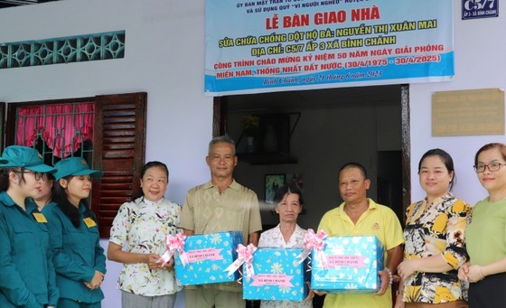 The Vietnam Fatherland Front – HCMC Branch is delivering a completely built house to a resident in Binh Chanh District The Vietnam Fatherland Front – HCMC Branch is delivering a completely built house to a resident in Binh Chanh District