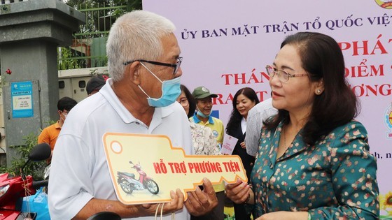 Chairwoman of the HCMC People’s Council Nguyen Thi Le is delivering a means to make a living to poor people (Photo: SGGP)