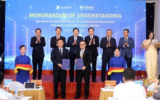 VNPT leaders are signing a contract with the first clients of VNPT IDC Hoa Lac