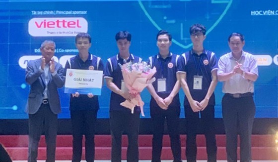 VNISA’s President Nguyen Thanh Hung is delivering the first prize to the team from the Academy of Cryptography Techniques (Photo: CAND) VNISA’s President Nguyen Thanh Hung is delivering the first prize to the team from the Academy of Cryptography Techniques (Photo: CAND)