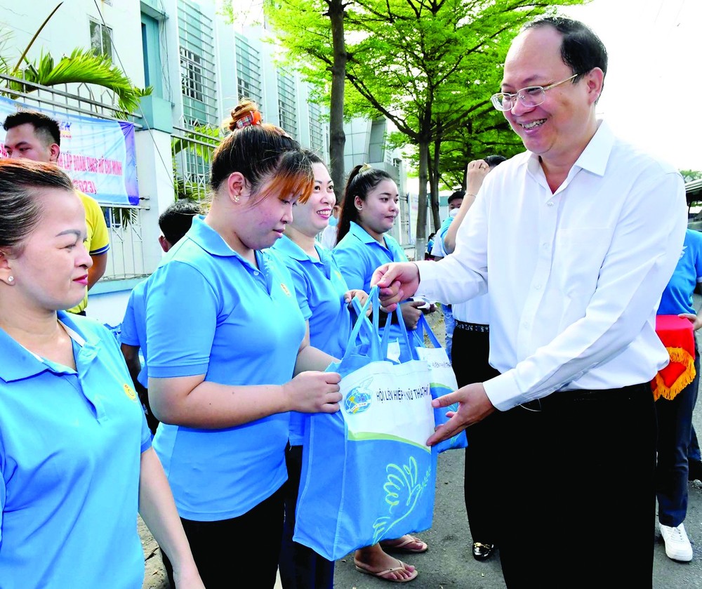 Deputy Secretary of the HCMC Party’s Committee Nguyen Ho Hai is delivering gifts to workers in Binh Chanh District (Photo: SGGP)