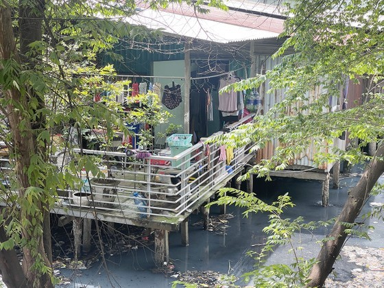 Current houses on Long Van Tu Canal in Binh Thanh District (Photo: SGGP)