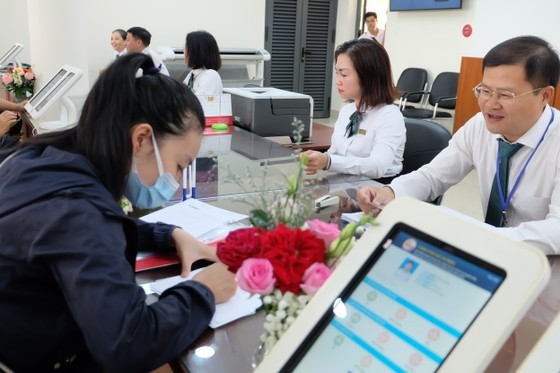 Citizens coming for administrative procedures at the Center for Public Services of Thu Duc City Citizens coming for administrative procedures at the Center for Public Services of Thu Duc City