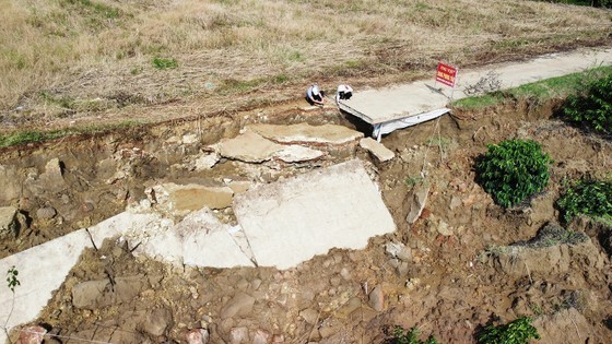 The landslide along the section of Krong No River passing Nam Ndir Commune of Krong No District in Dak Nong Province is becoming more and more serious (Photo: SGGP)