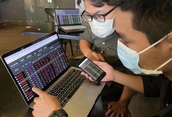 Investors are closely monitoring the stock market (Photo: SGGP)