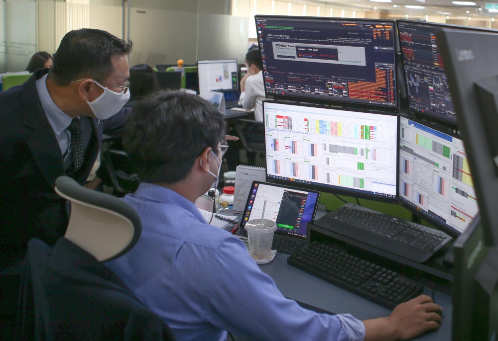 Investors are closely monitoring the stock market (Photo: SGGP)