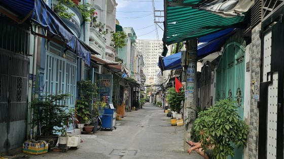 Many houses in Tan Thoi Nhat Ward of District 12 have been sold with an informal contract for the last 20 years, and house owners have not received an official ownership certificate yet