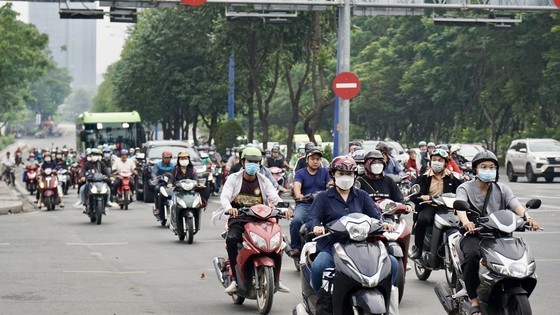 Citizens are riding their scooters on Mai Chi Tho Street in Thu Duc City (HCMC) (Photo: SGGP)