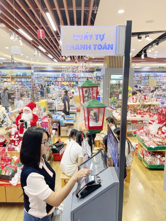 A customer in Fahasa Book Store in HCMC is processing a self-checkout (Photo: SGGP) A customer in Fahasa Book Store in HCMC is processing a self-checkout (Photo: SGGP)