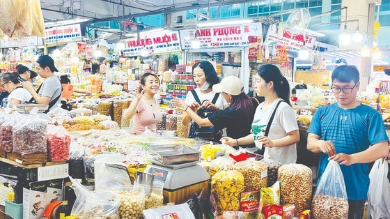 Chinese tourists are buying goods in An Dong Market in HCMC on November 25, 2023 Chinese tourists are buying goods in An Dong Market in HCMC on November 25, 2023