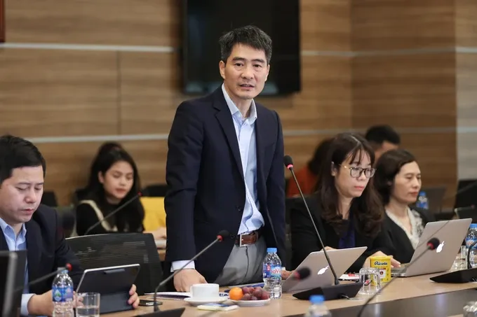 Deputy Director Nguyen Phong Nha of the Telecommunications Authority is delivering his speech 09b-1857.jpg