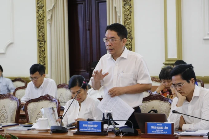 Director of the HCMC Agriculture and Rural Development Department is presenting his opinions 36b-553.jpg