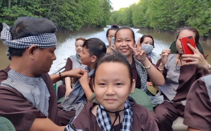 Tourists in a tour to the National Park in Ca Mau Province of the Mekong Delta 40-9308.jpg