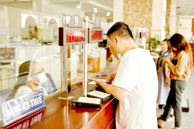 Businesses and individuals coming to the HCMC Tax Department to fulfill their duty (Photo: SGGP) 04-6317.jpg