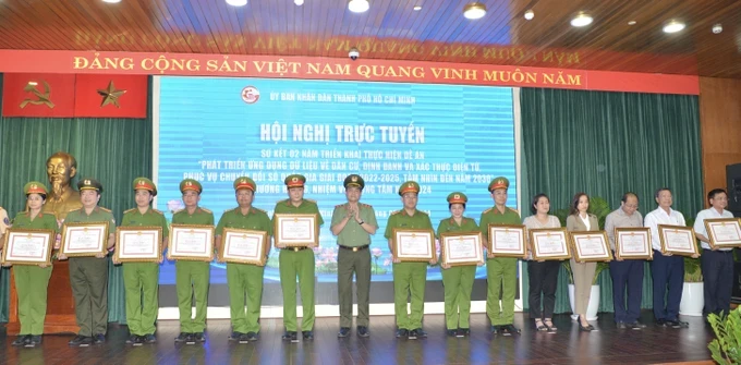 Chairman Phan Van Mai of the HCMC People’s Committee is delivering certificates of merits to individuals and groups with outstanding achievements (Photo: SGGP) 30d-2763.jpg