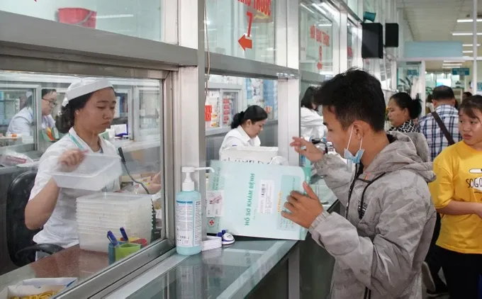 Patients are purchasing medicines at 115 People’s Hospital 18.jpg