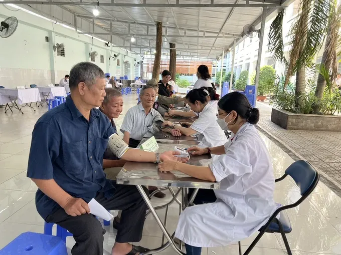 Doctors of Gia Dinh People’s Hospital are providing medical consultation to poor people 31.jpg