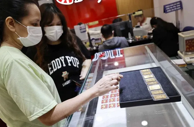 People are buying gold bars in a store in Hanoi (Photo: SGGP) 36.jpg