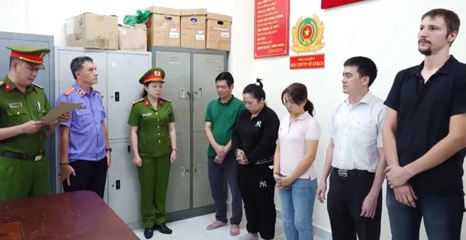 The police are reading aloud a prosecution decision to Do Minh Hai and his accomplices 25.jpg