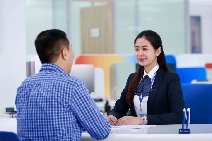 Making a transaction in a bank in HCMC (Photo: SGGP) 28.jpg