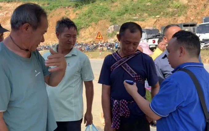 A VinaPhone employee is introducing affordable 4G phone models to residents in remote areas 34.jpg