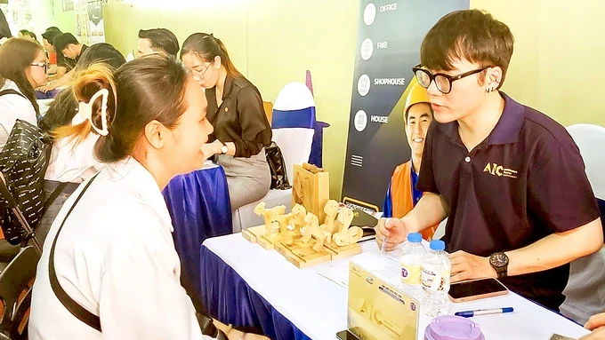 Businesses are seeking potential employees at the regional job exchange between HCMC, the Mekong Delta and neighboring provinces and cities (July 26) 58.jpg