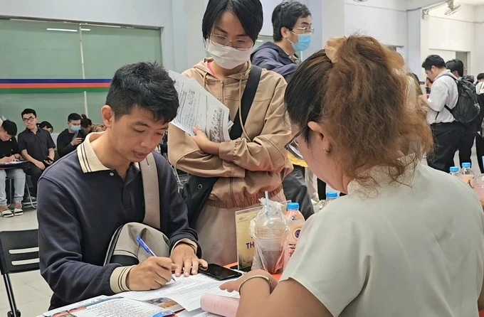 Businesses are seeking potential employees at the regional job exchange between HCMC, the Mekong Delta and neighboring provinces and cities (July 26) 58b.jpg