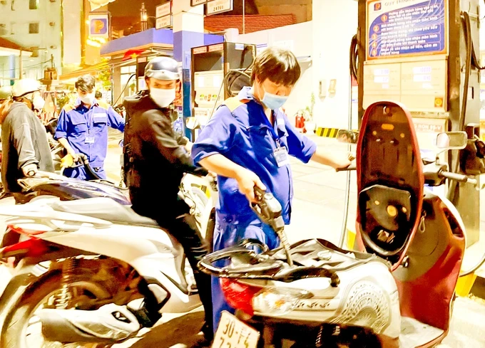 Employees of Petrolimex No.4 Fuel Station (on Nguyen Trai Street of District 5, HCMC) are serving customers (Photo: SGGP) 08.jpg