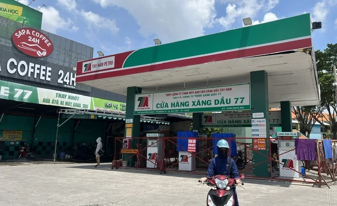 Fuel Station No.77 on Nguyen Oanh Street of Go Vap District in HCMC is temporarily closed for repair on October 2 (Photo: SGGP) 08b.jpg
