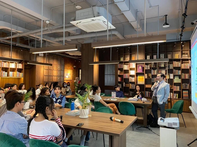 A creative space integrates working space and reading sections as well as entertainment corners (Photo: NAM THI HOUSE) 26.jpg