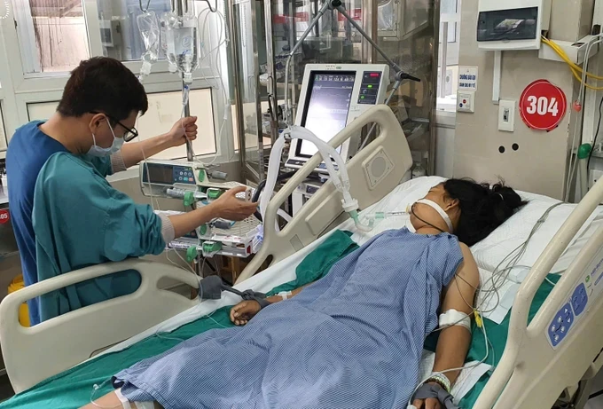 An unconscious patient has to be on a ventilator due to drinking excessive alkaline water for treatment. 06.jpg