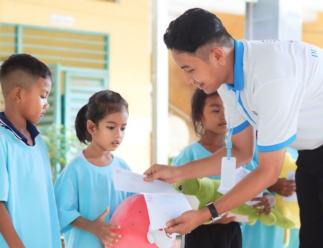 Thach Ngoc Hai is giving gifts to vulnerable children 03.jpg