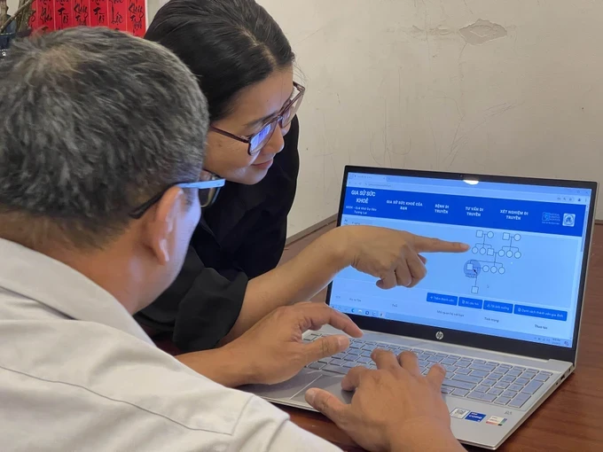 People are learning about the Family Health History software (Photo: SGGP) 07.jpg