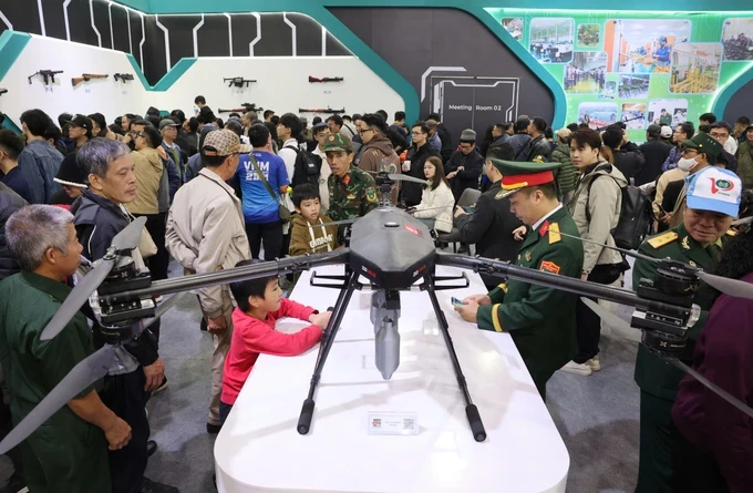 Citizens are learning about made-in-Vietnam defence technology products (Photo: SGGP) 04.jpg