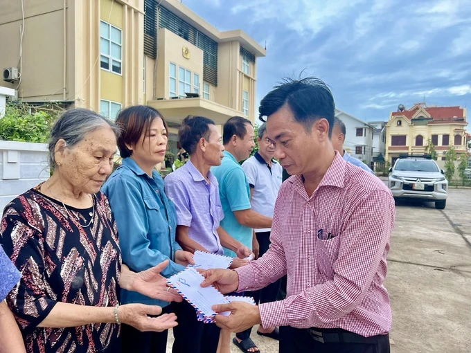 Reporter Quoc Hung is delivering aid to families severely affected by Typhoon Yagi (Typhoon No. 3, 2024) in Hong Hai Ward of Ha Long City in Quang Ninh Province 06.jpg