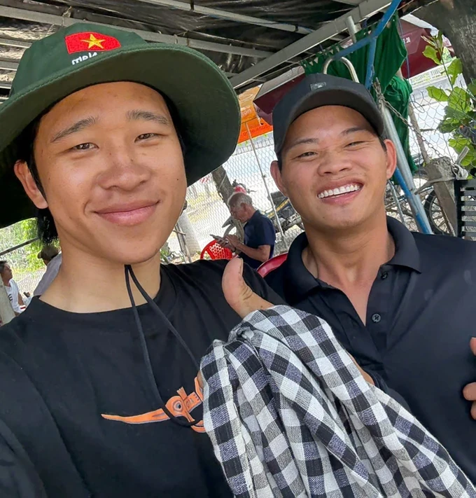 Quang Ha and Viet Quan unexpectedly met each other when both were approaching Quy Nhon 10.jpg