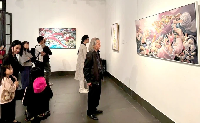 Visitors at the exhibition of outstanding artworks in the 2nd UOB – Painting of the Year competition in HCMC 11.jpg