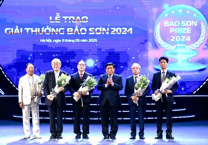 Deputy Prime Minister Nguyen Chi Dung and President of Bao Son Fund are congratulating the winners of Bao Son Prize 15f.jpg
