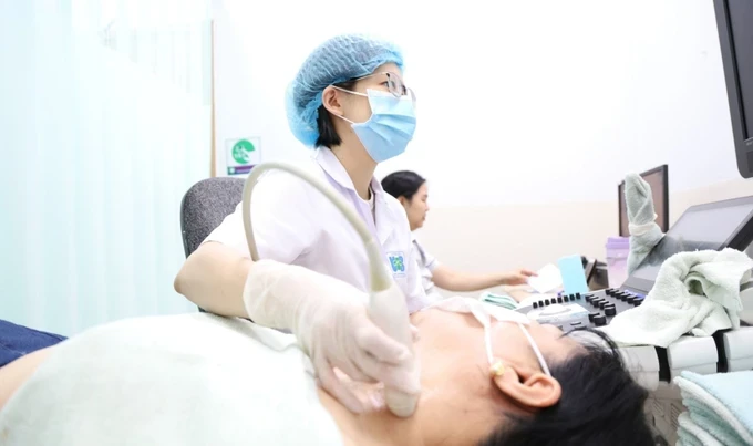 Doctors in the HCMC Oncology Hospital are performing ultra-sound scanning on a patient 17b.jpg