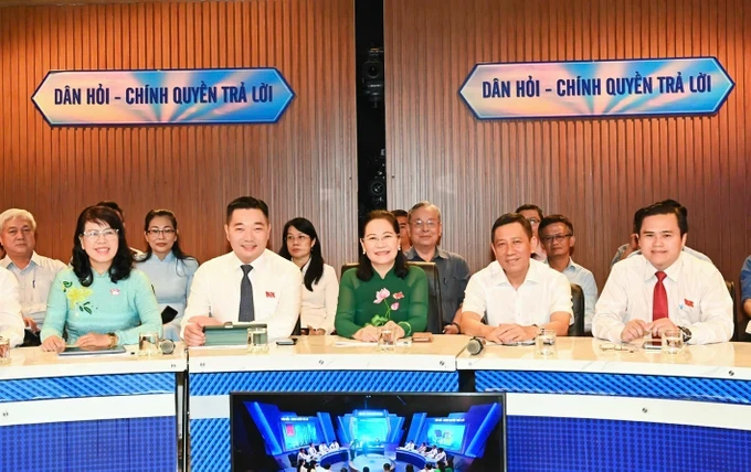 Chairwoman Nguyen Thi Le and other city leaders are participating in the ‘Public-Officials Q&A’ program (Photo: SGGP) 18.jpg