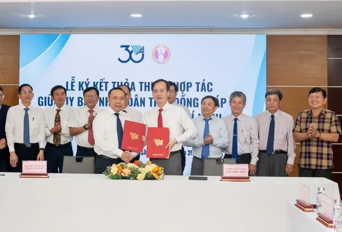 VNU-HCMC and the Dong Thap Province People’s Committee are signing an agreement for comprehensive cooperation in implementing Resolution No.57 36.jpg