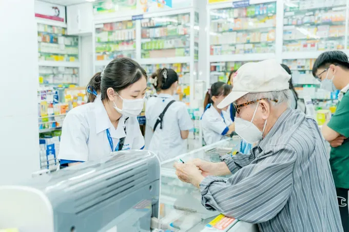 People are buying medicines at a pharmacy in HCMC (Photo: SGGP) 37b.jpg