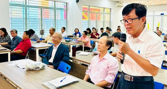 Residents of Go Vap District in HCMC are contributing their suggestions and comments to the draft Resolution amending the 2013 Constitution (Photo: SGGP) 39.jpg
