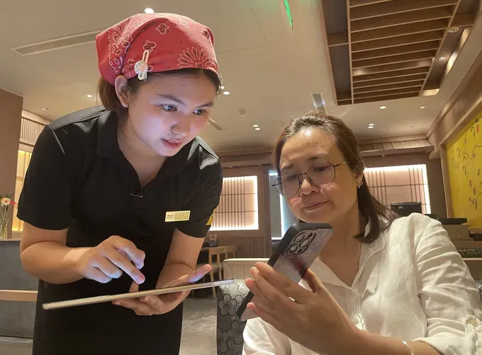People are gradually shifting to cashless payment when dining out (Photo: SGGP) 41.jpg