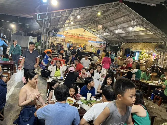 Residents and tourists are savoring culinary delights at Dam Sen Cultural Park in the evening of May 29 43c.jpg