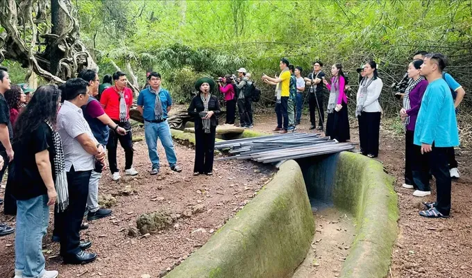 The delegation of HCMC artists is visiting Ta Thiet Base 04.jpg