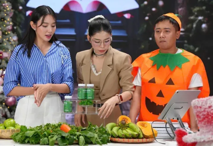 Miss Thuy Tien, Hang “du muc”, and Quang Linh Vlog are participating in a promotional livestream for Kera vegetable candy (screenshot) 07.jpg
