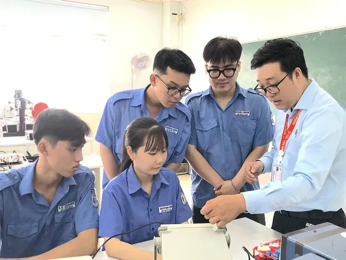 Students of Cao Thang Technical College in their workshop lesson 13.jpg